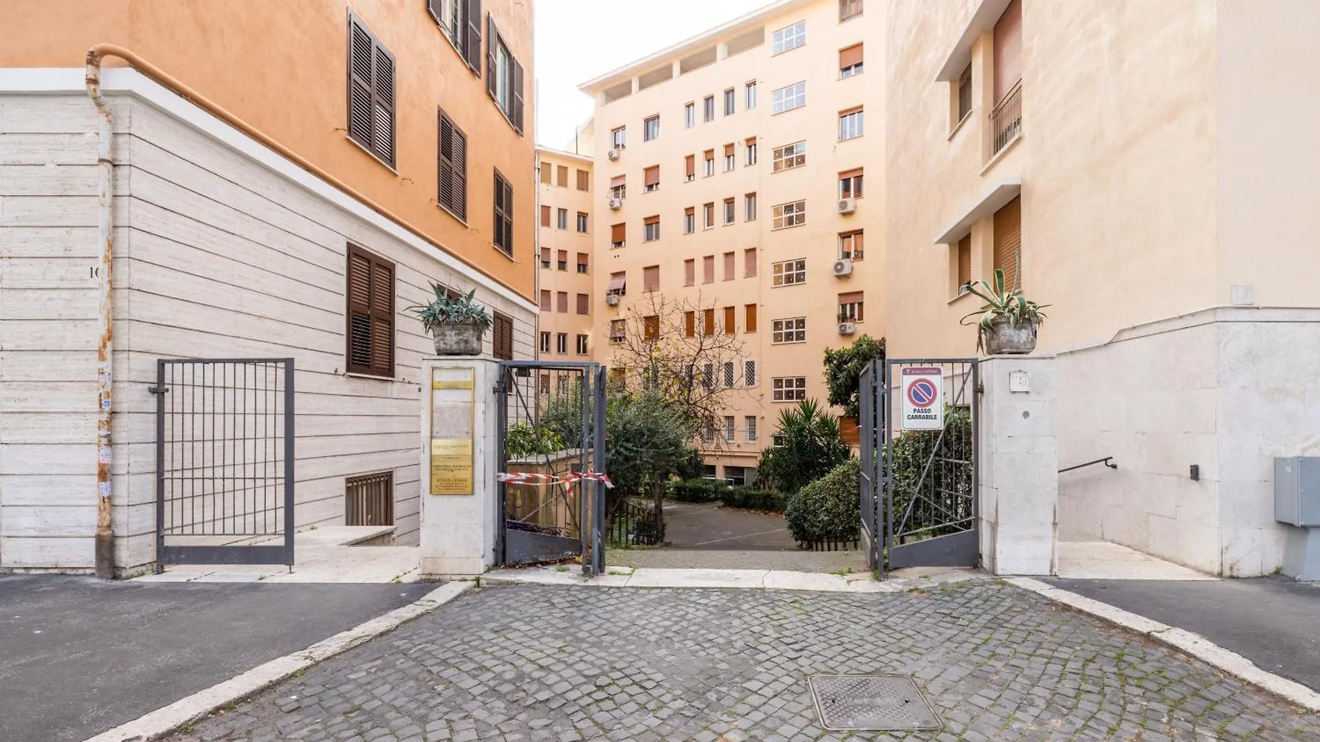 Colorful House On The Tiber Apartment Rome